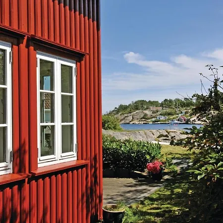 Stunning In Flekkeroy With Kitchen *