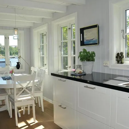 Stunning In Flekkeroy With Kitchen Ferienhaus *